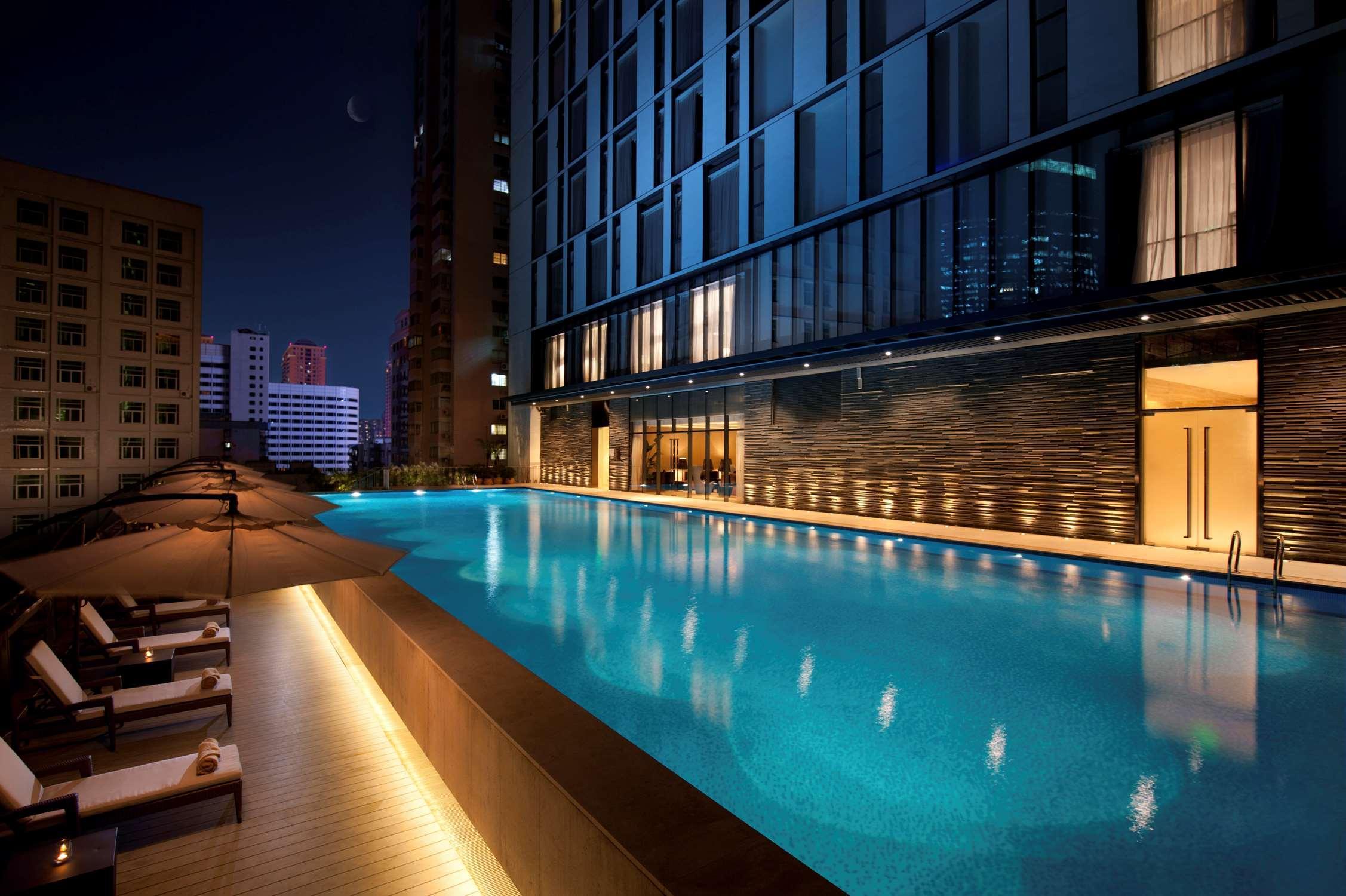Hilton Guangzhou Tianhe - Free Shuttle Bus And Registration Counter Available During Canton Fair Period Eksteriør billede The swimming pool at the hotel