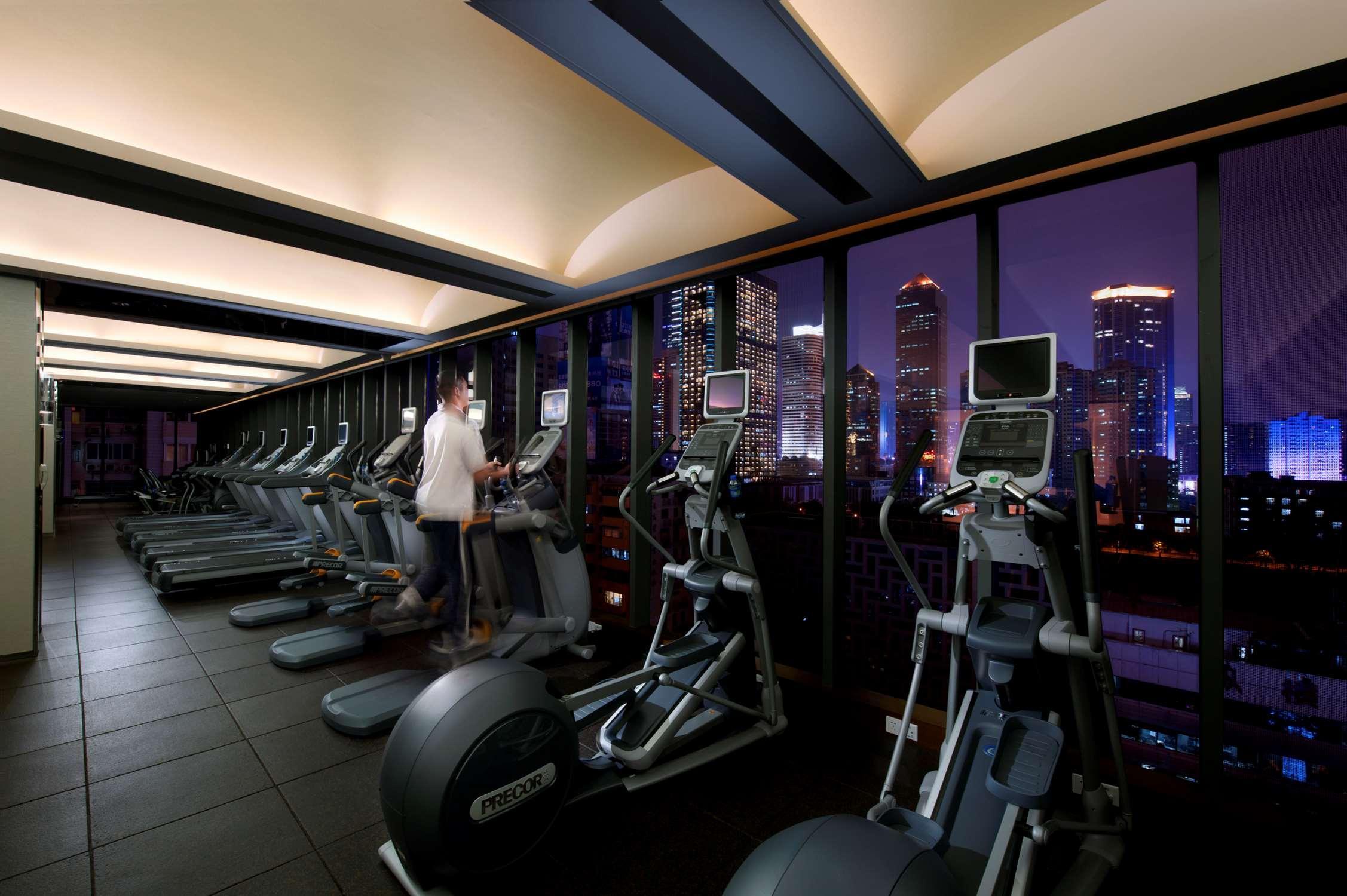 Hilton Guangzhou Tianhe - Free Shuttle Bus And Registration Counter Available During Canton Fair Period Eksteriør billede The gym at the hotel