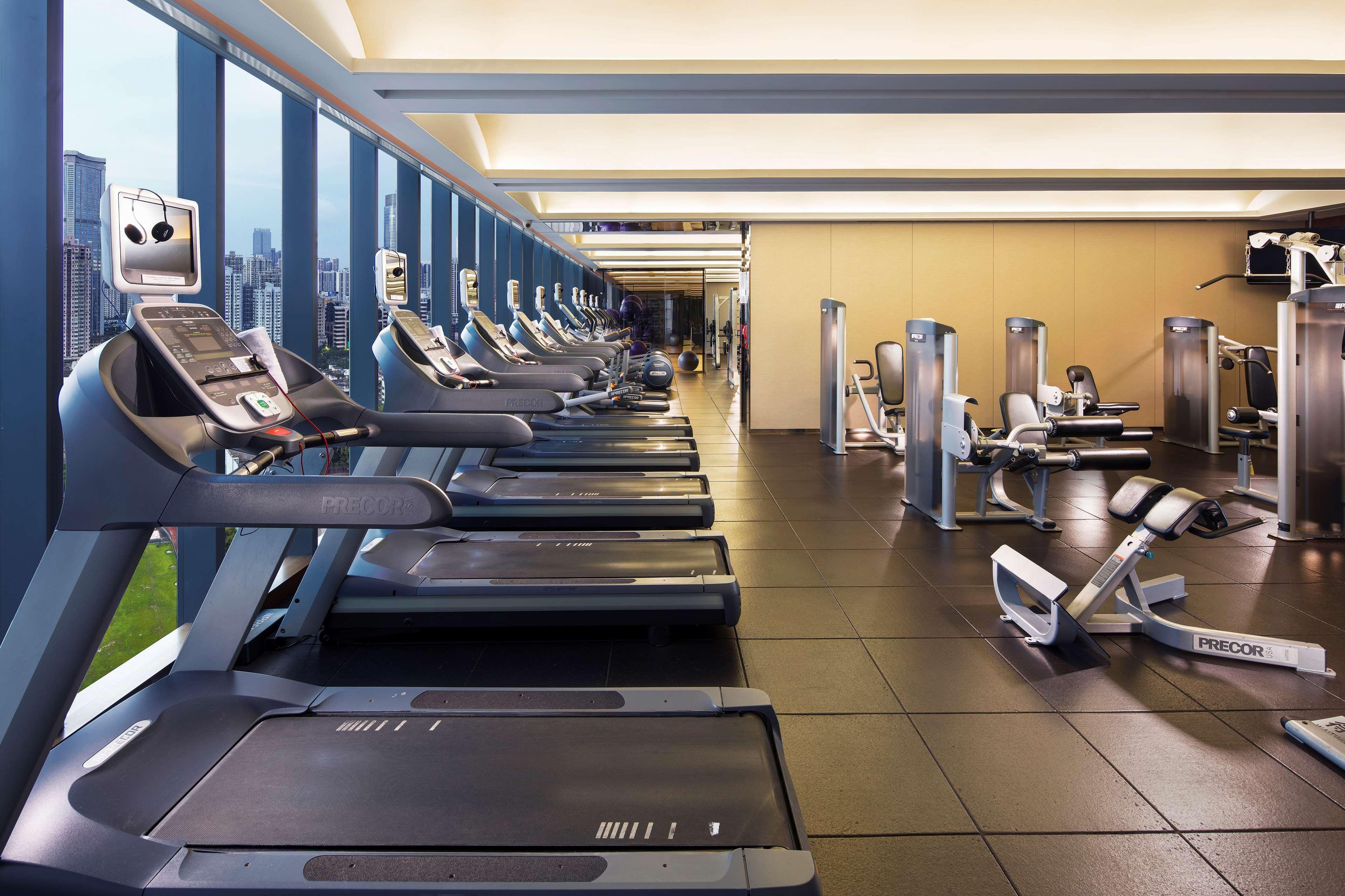 Hilton Guangzhou Tianhe - Free Shuttle Bus And Registration Counter Available During Canton Fair Period Eksteriør billede The gym at the hotel