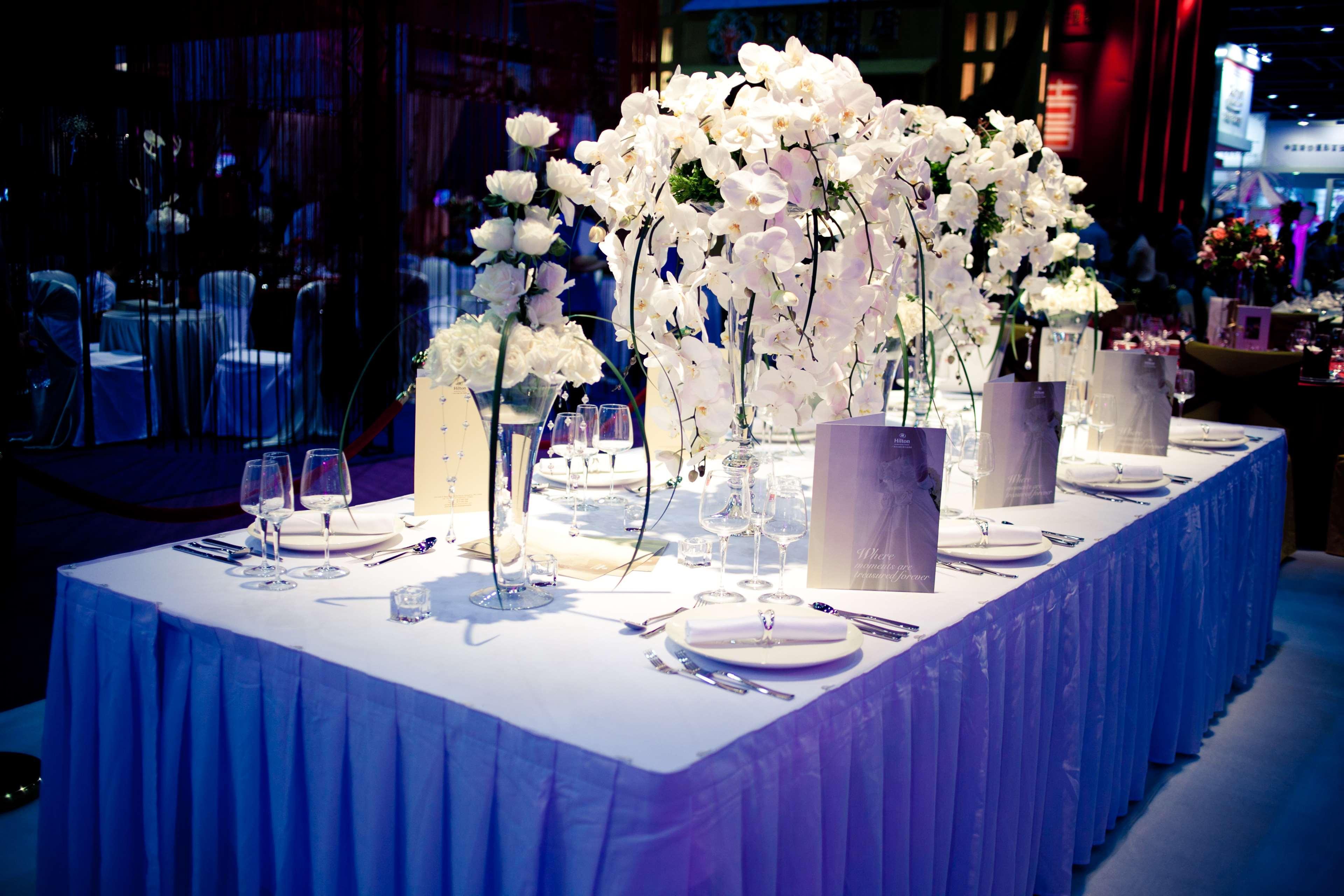 Hilton Guangzhou Tianhe - Free Shuttle Bus And Registration Counter Available During Canton Fair Period Eksteriør billede A table set for a formal dinner