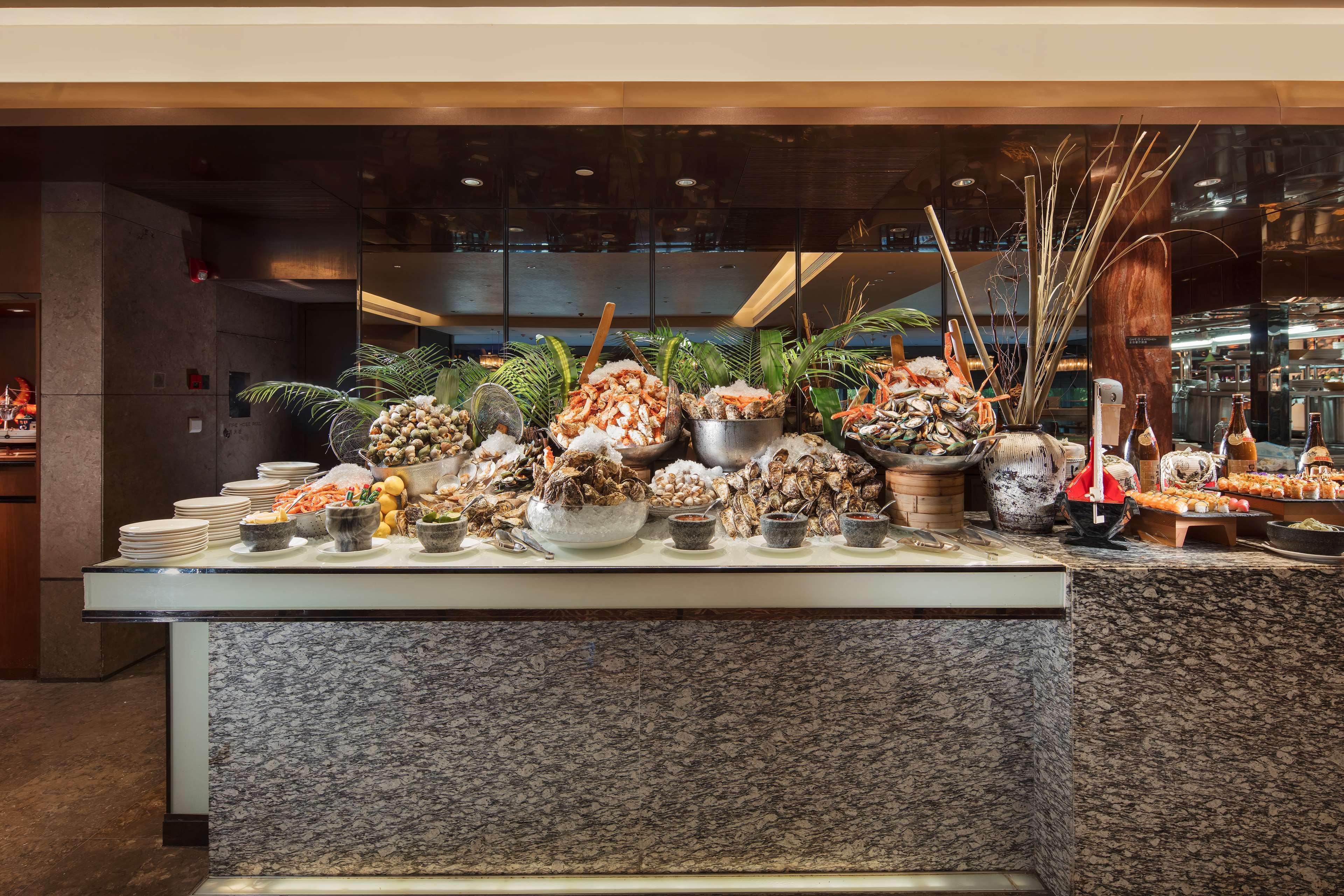 Hilton Guangzhou Tianhe - Free Shuttle Bus And Registration Counter Available During Canton Fair Period Eksteriør billede Seafood display at the buffet