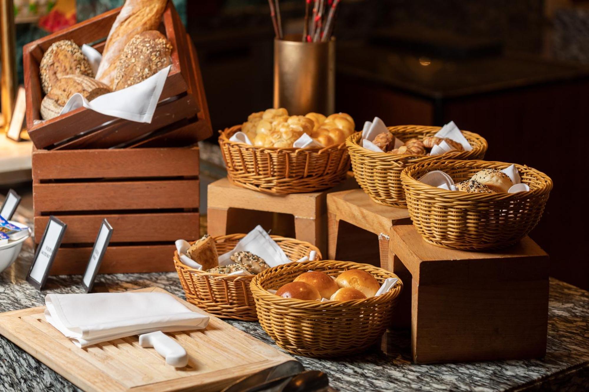 Hilton Guangzhou Tianhe - Free Shuttle Bus And Registration Counter Available During Canton Fair Period Eksteriør billede Bread at a buffet