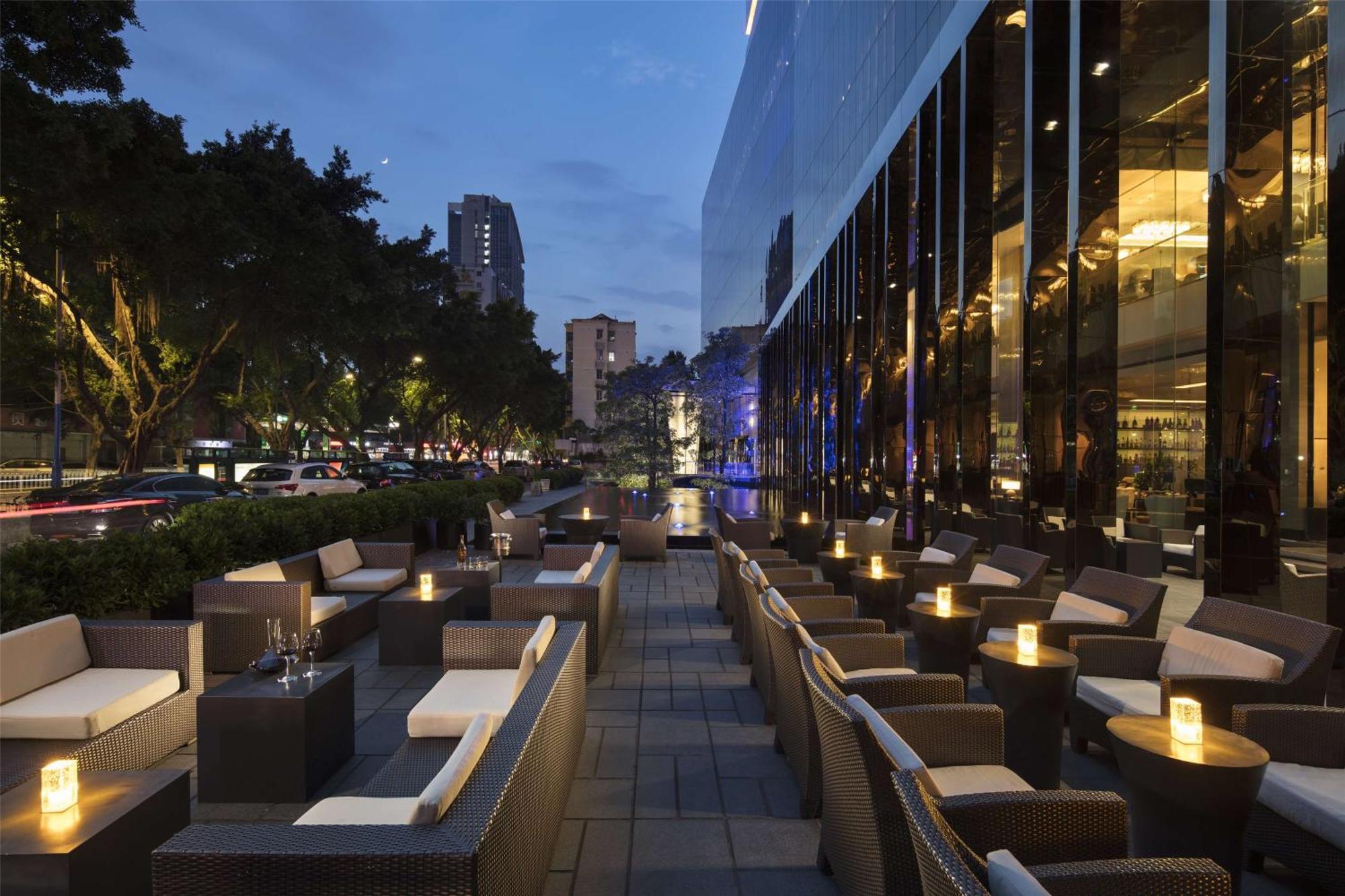 Hilton Guangzhou Tianhe - Free Shuttle Bus And Registration Counter Available During Canton Fair Period Eksteriør billede The outdoor terrace at the bar