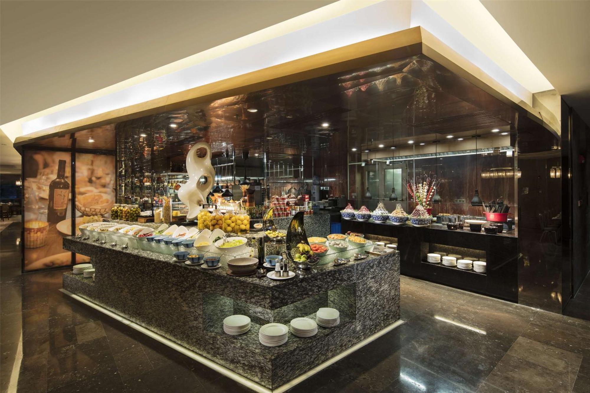 Hilton Guangzhou Tianhe - Free Shuttle Bus And Registration Counter Available During Canton Fair Period Eksteriør billede The buffet at the lobby