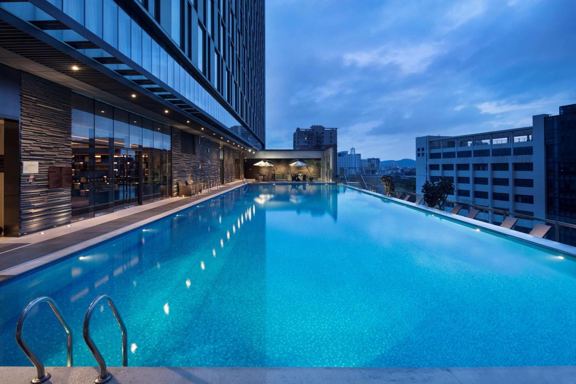 Hilton Guangzhou Tianhe - Free Shuttle Bus And Registration Counter Available During Canton Fair Period Eksteriør billede The swimming pool at the hotel