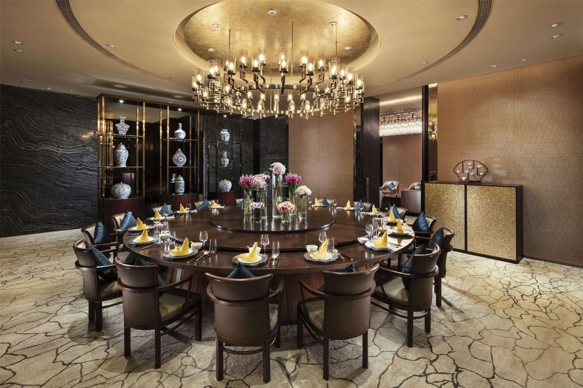 Hilton Guangzhou Tianhe - Free Shuttle Bus And Registration Counter Available During Canton Fair Period Eksteriør billede A private dining room at the restaurant