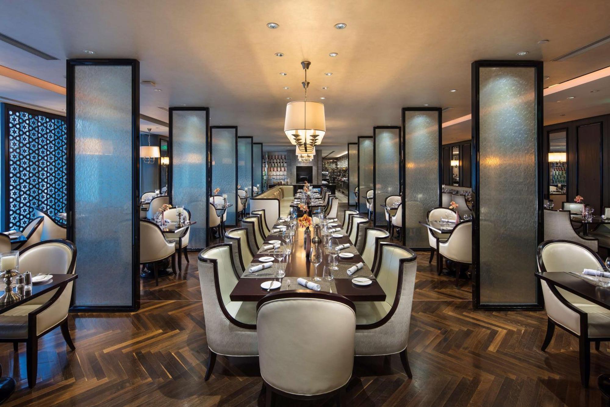 Hilton Guangzhou Tianhe - Free Shuttle Bus And Registration Counter Available During Canton Fair Period Eksteriør billede The interior of the restaurant
