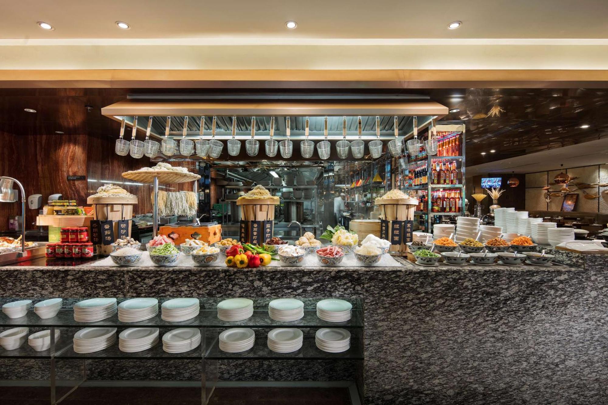 Hilton Guangzhou Tianhe - Free Shuttle Bus And Registration Counter Available During Canton Fair Period Eksteriør billede A buffet at a hotel