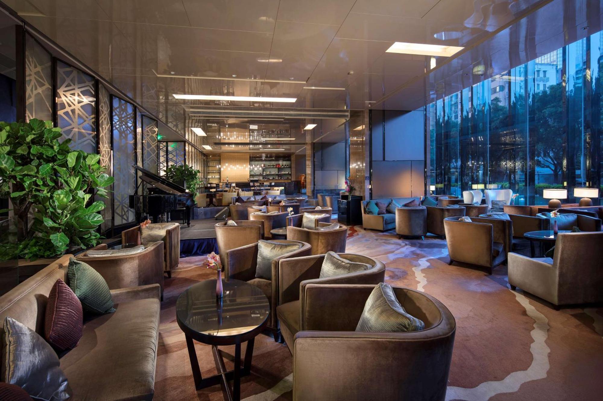 Hilton Guangzhou Tianhe - Free Shuttle Bus And Registration Counter Available During Canton Fair Period Eksteriør billede The Club lounge at Hong Kong International Airport