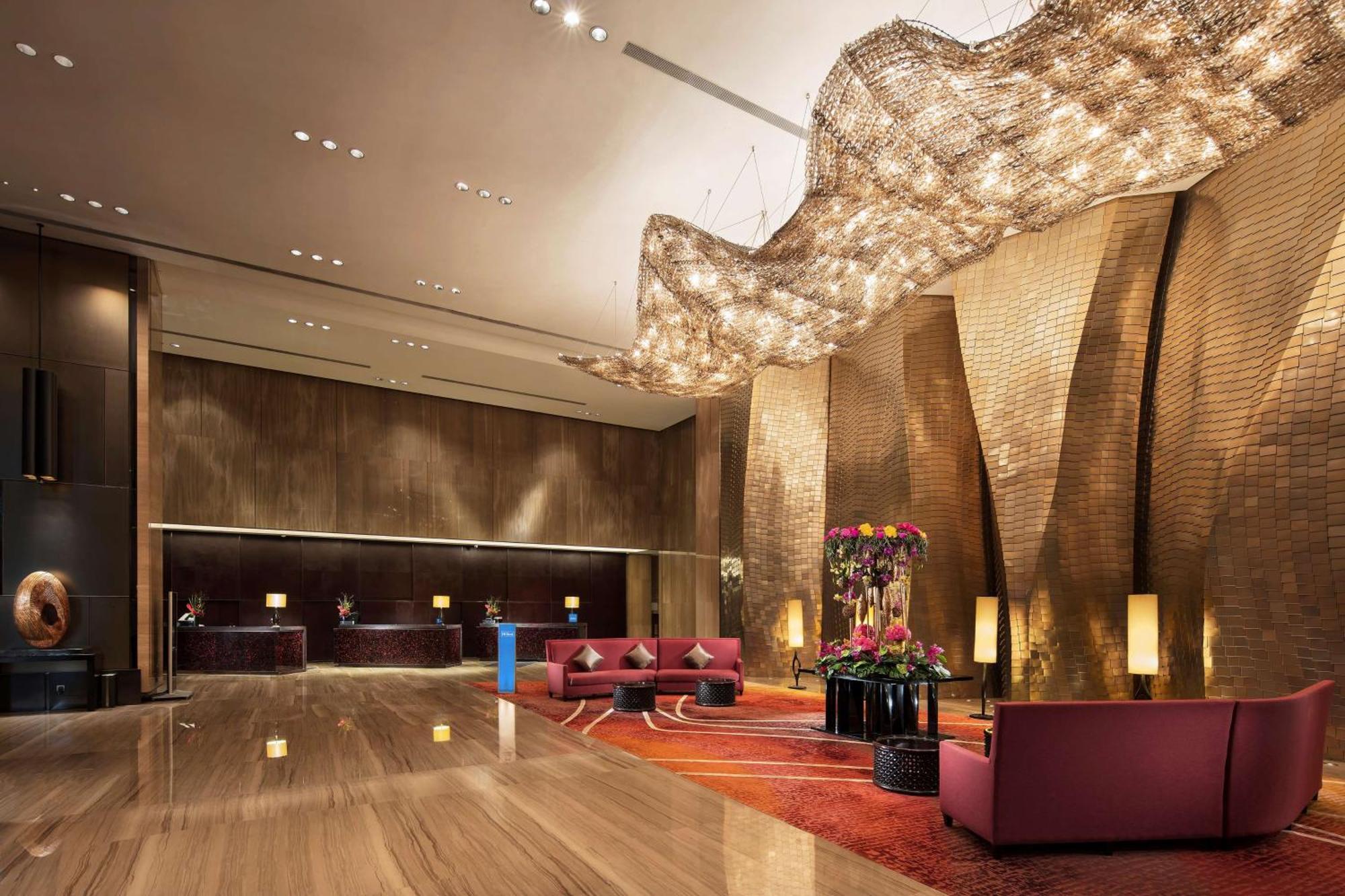 Hilton Guangzhou Tianhe - Free Shuttle Bus And Registration Counter Available During Canton Fair Period Eksteriør billede The lobby of the hotel