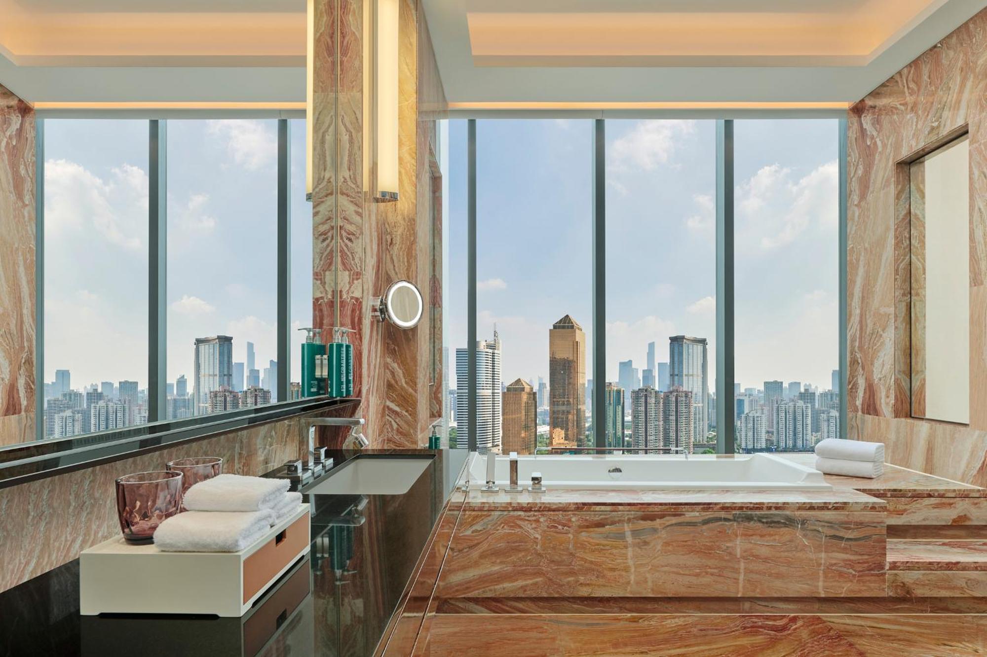 Hilton Guangzhou Tianhe - Free Shuttle Bus And Registration Counter Available During Canton Fair Period Eksteriør billede Bathroom