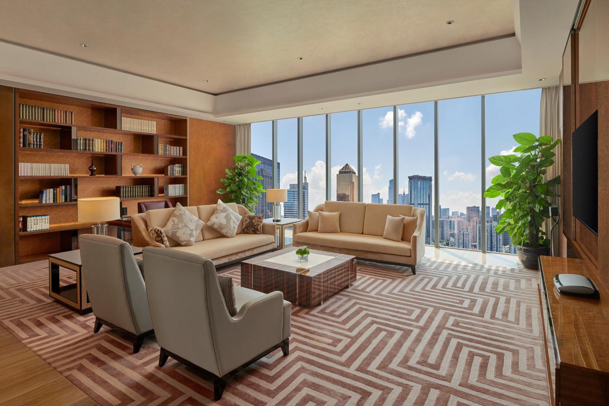 Hilton Guangzhou Tianhe - Free Shuttle Bus And Registration Counter Available During Canton Fair Period Eksteriør billede A living room in a suite at the hotel