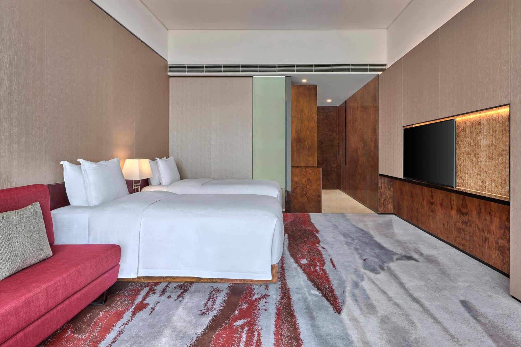 Hilton Guangzhou Tianhe - Free Shuttle Bus And Registration Counter Available During Canton Fair Period Eksteriør billede Deluxe Room