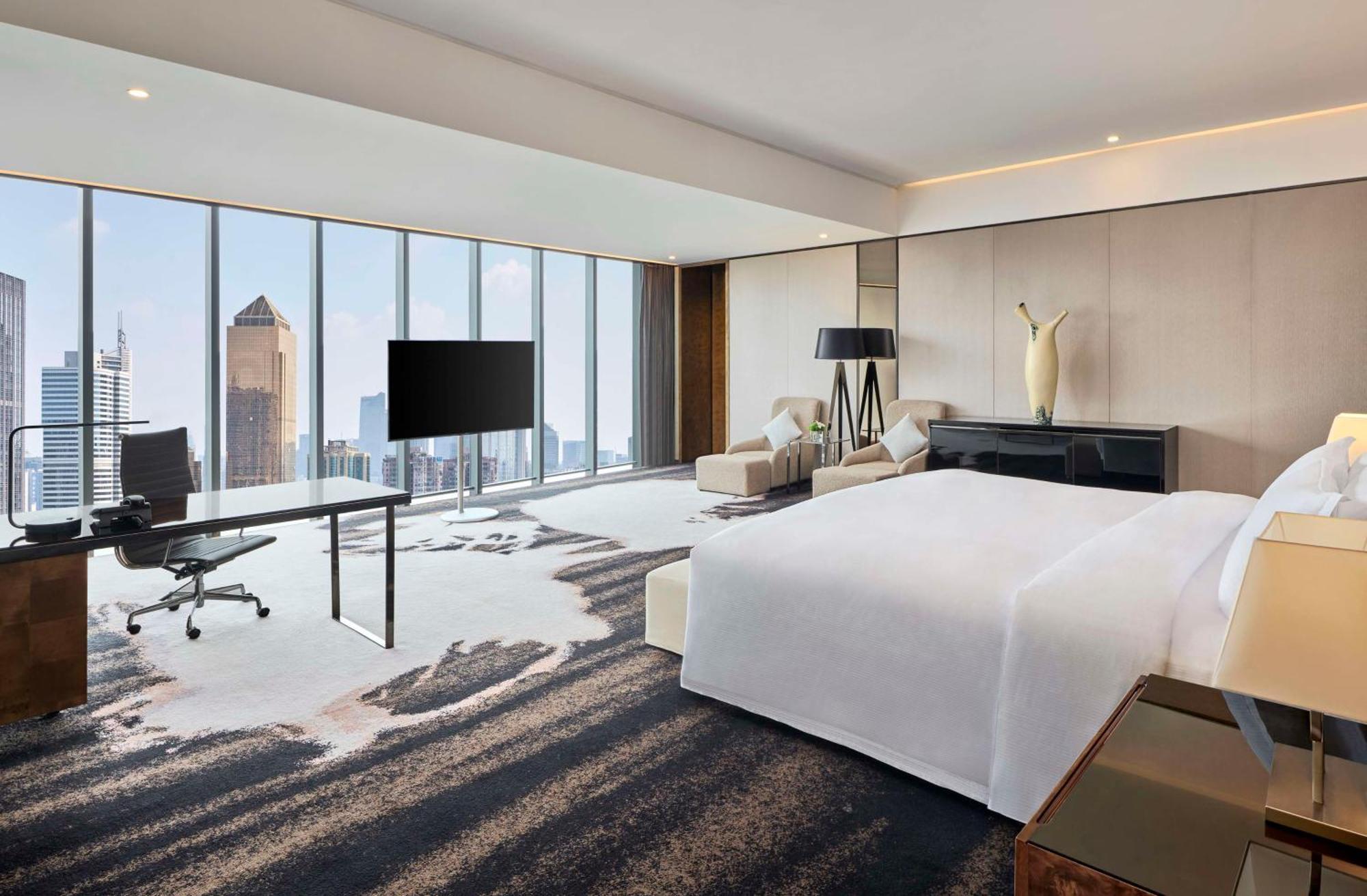 Hilton Guangzhou Tianhe - Free Shuttle Bus And Registration Counter Available During Canton Fair Period Eksteriør billede Deluxe Suite