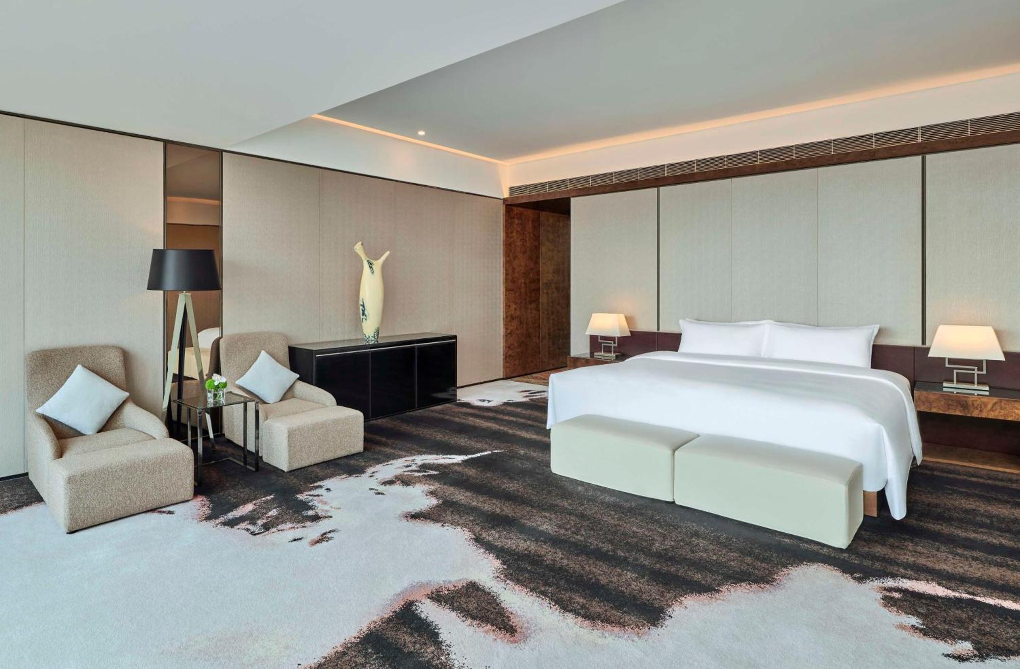 Hilton Guangzhou Tianhe - Free Shuttle Bus And Registration Counter Available During Canton Fair Period Eksteriør billede A bedroom at the hotel